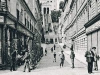 Uspinjača, Tomićeva ulica  Zagrebačka uspinjača je javno prometalo koje spaja zagrebački Gornji i Donji grad. Donja stanica nalazi se u Tomićevoj ulici (koja izlazi na Ilicu), a gornja se stanica nalazi na Strossmayerovom šetalištu, podno kule Lotrščak. S prugom dugom 66 metara poznata je i kao jedna od najkraćih žičanih željeznica na svijetu namijenjenih javnom prometu.